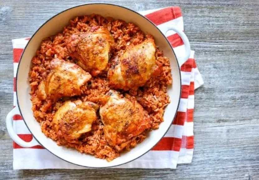 في طاسة واحدة.. طريقة عمل دجاج بالبابريكا والأرز لوجبة سريعة ومشبعة