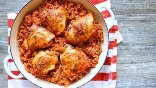 في طاسة واحدة.. طريقة عمل دجاج بالبابريكا والأرز لوجبة سريعة ومشبعة في طاسة واحدة.. طريقة عمل دجاج بالبابريكا والأرز لوجبة سريعة ومشبعة