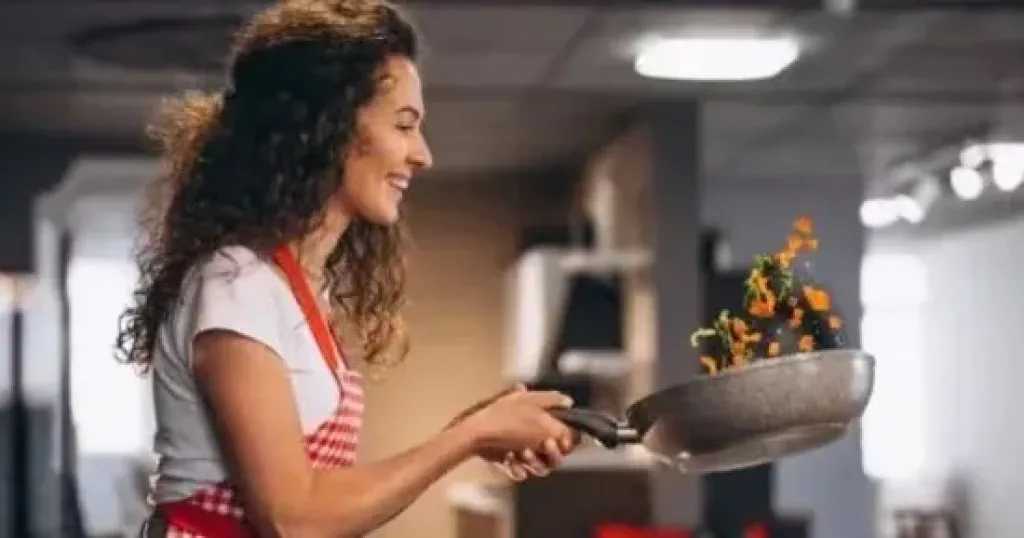 الطبخ المنزلي قد يدعم صحة الدماغ.. دراسة تكشف علاقته بانخفاض خطر الخرف لكبار السن