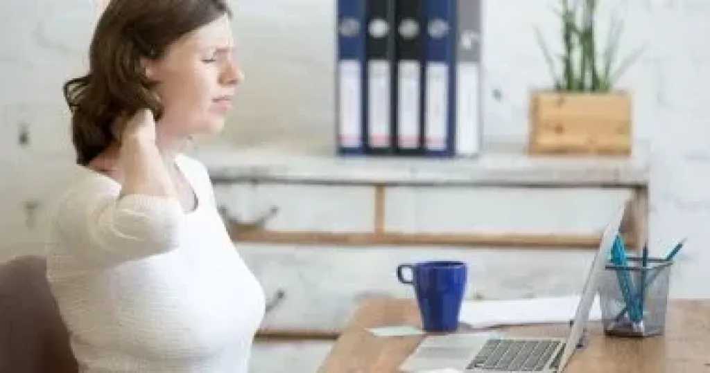 للنساء العاملات.. الجلوس 9 ساعات يوميًا قد يؤذي ظهرك وركبتيكِ.. احذري هذه العادة