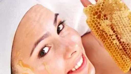 5 وصفات طبيعية بالعسل للعناية بالبشرة.. ترطيب وتهدئة ونضارة