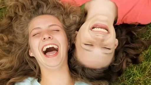 الضحك علاج مساعد لمرضى الانسداد الرئوي المزمن.. دراسة تركية تكشف تحسنًا في التنفس