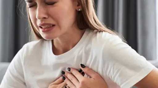 8 عادات يومية تدمر قلبك بصمت.. منها الملح والجلوس الطويل وتجاهل الفحوصات