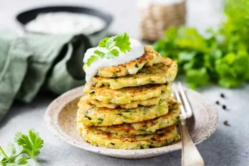 فطائر الجبن والخضروات في الطاسة.. فطور سريع ومشبع دون استخدام الفرن