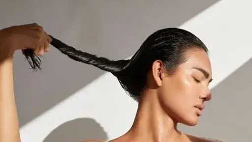7 ماسكات طبيعية لترطيب الشعر الجاف والمتضرر.. وصفات بسيطة في المنزل