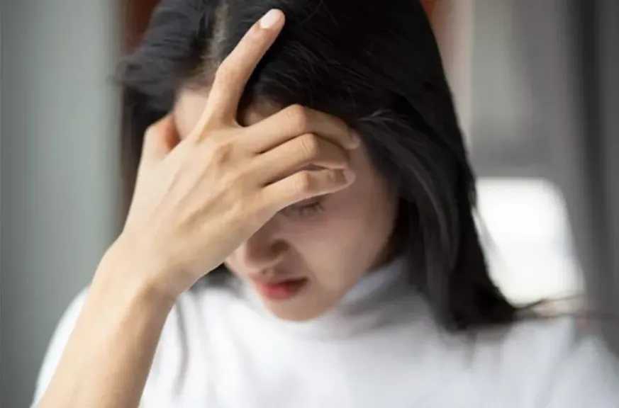 هبوط الضغط الانتصابي: أسباب الدوخة عند الوقوف ومتى تستدعي القلق