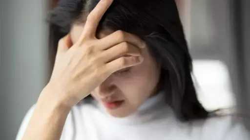 هبوط الضغط الانتصابي: أسباب الدوخة عند الوقوف ومتى تستدعي القلق