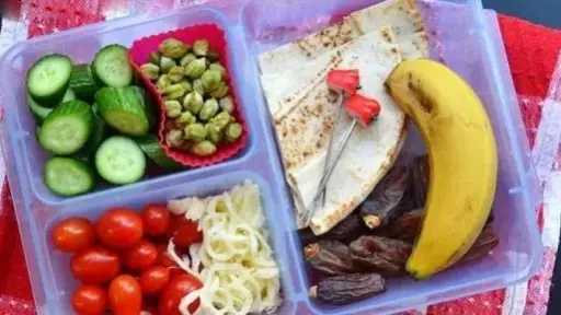 للأمهات.. ما الكمية المناسبة من الخضروات والفاكهة في لانش بوكس الطفل؟