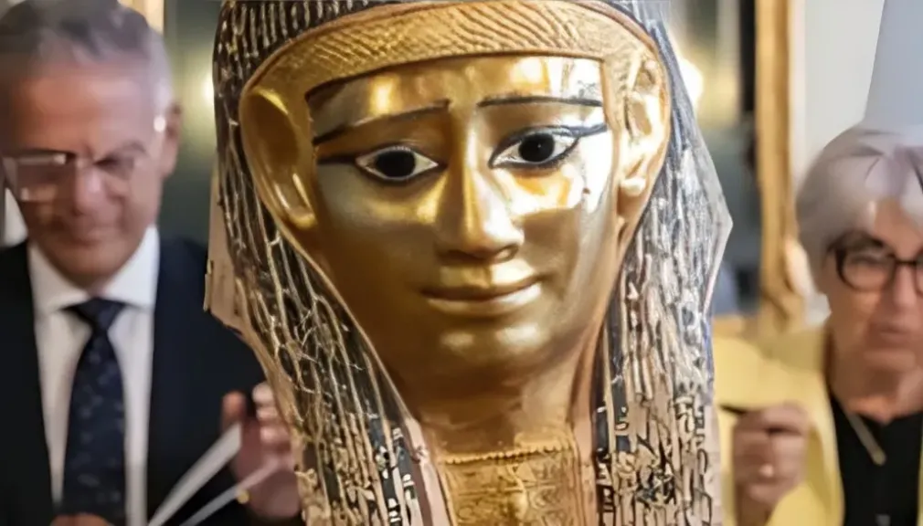 سويسرا تعيد قناعًا لمصر