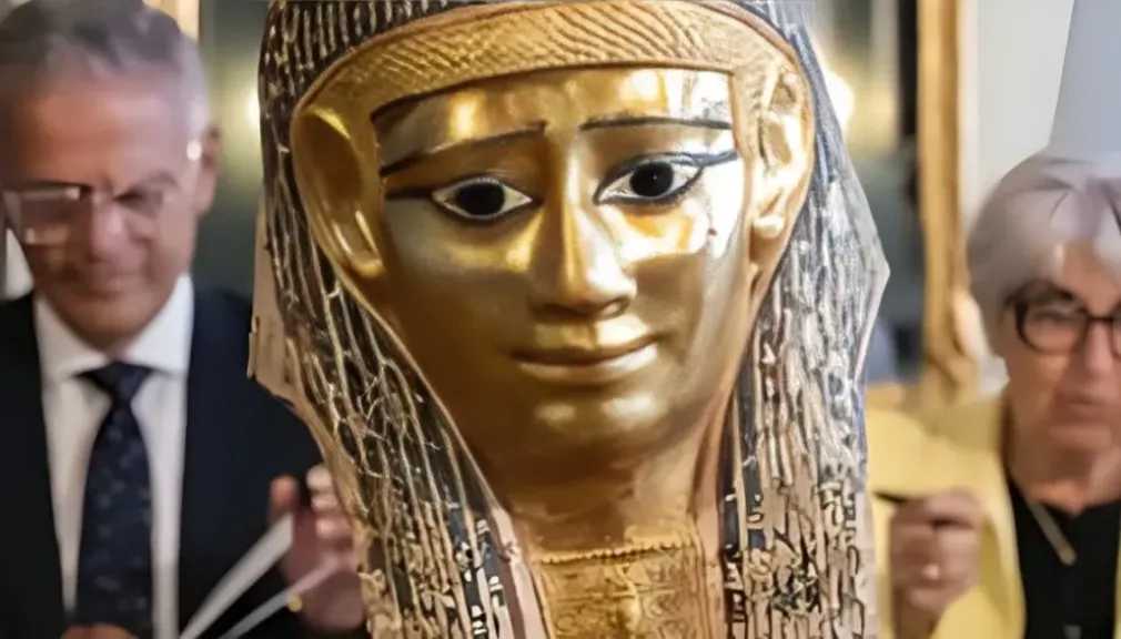 سويسرا تعيد إلى مصر قناعًا جنائزيًا من العصر البطلمي عمره أكثر من ألفي عام