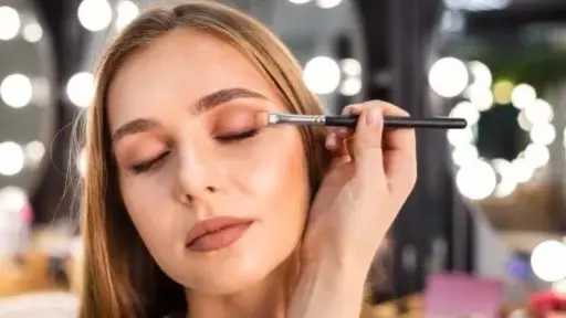 لماذا يبدو المكياج مختلفا في الصور عن المرآة؟ 7 أسباب تكشف الحقيقة
