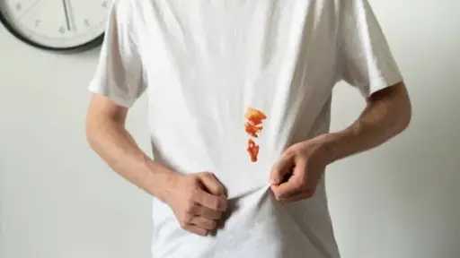 5 طرق للتخلص من بقع الكاتشب والزيوت والحفاظ على ملابسك