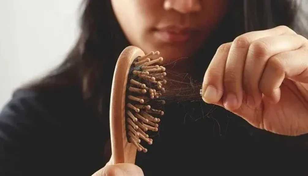 4 وصفات طبيعية للتقليل من تساقط الشعر وتقوية جذوره