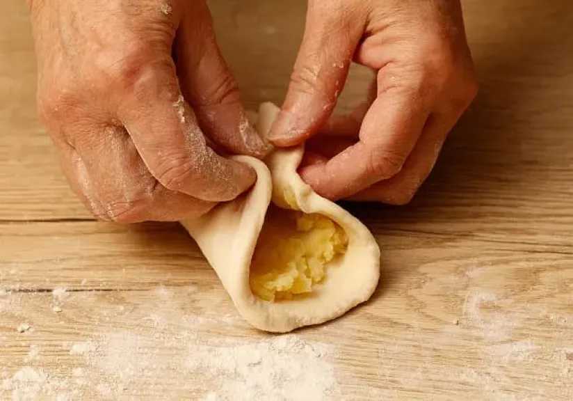 رول العيش البلدي بالبطاطس والجبنة.. وصفة سريعة ولذيذة للانش بوكس