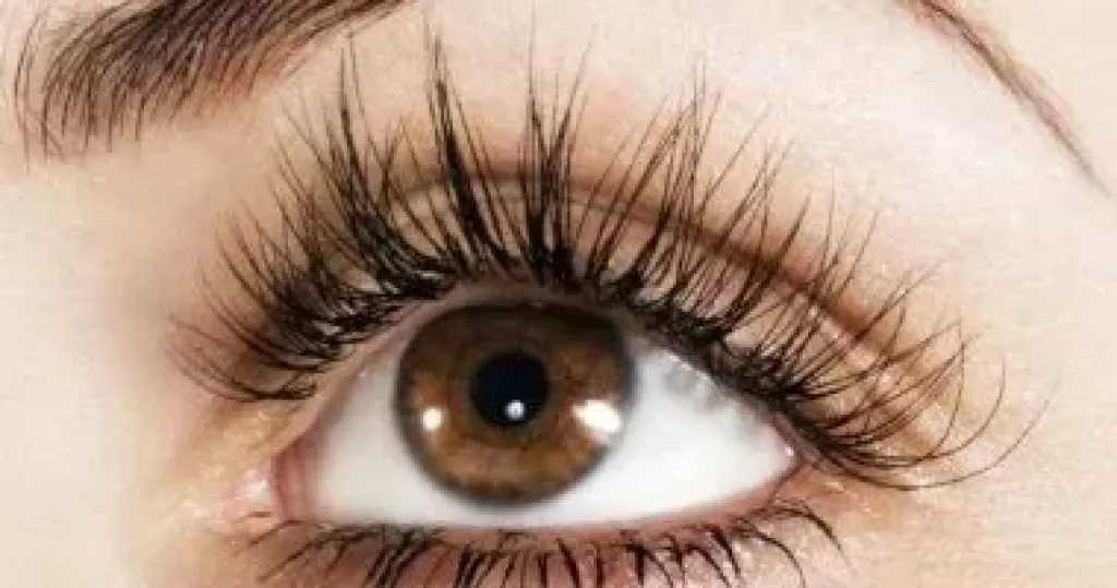 وصلات الرموش قد تضر العين.. دراسات تكشف مخاطر الجفاف وتساقط الرموش