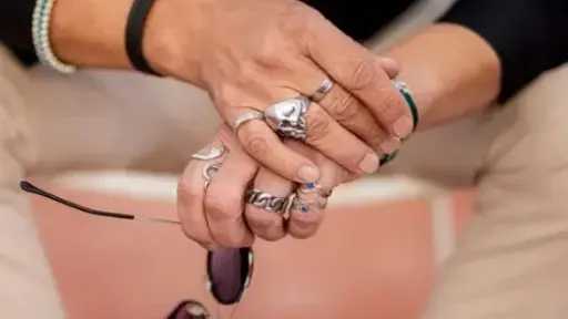 إكسسوارات خريف 2026.. 4 قطع تمنح إطلالتك لمسة عصرية وأخرى بدأت تتراجع