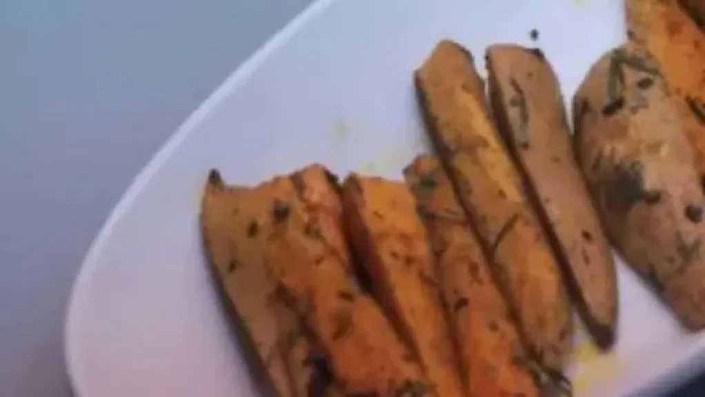 طريقة عمل البطاطا الحلوة المشوية بالزعتر والروزماري.. وصفة سهلة ولذيذة