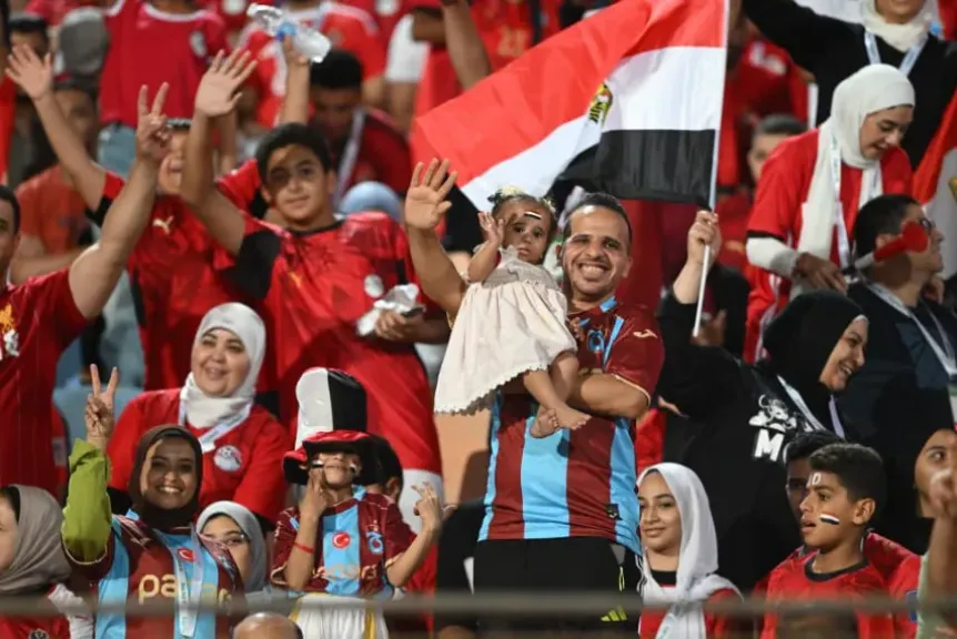 عائلة مصرية بقميص طرابزون لدعم محمد صلاح ومنتخب مصر أمام أنجولا