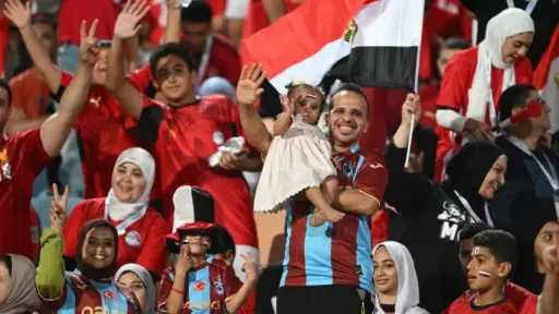 عائلة مصرية بقميص طرابزون لدعم محمد صلاح ومنتخب مصر أمام أنجولا