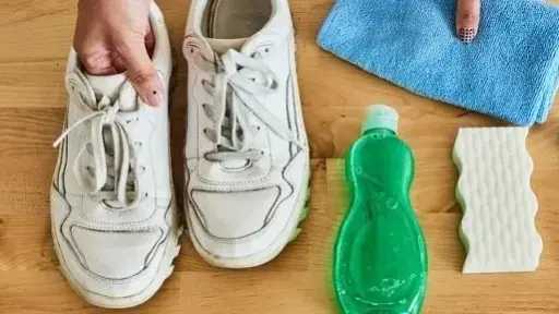 طريقة تنظيف الحذاء الأبيض.. وصفات سهلة للتخلص من البقع دون إفساد لونه