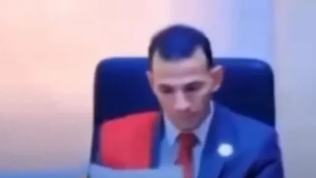 القاضي المزيف