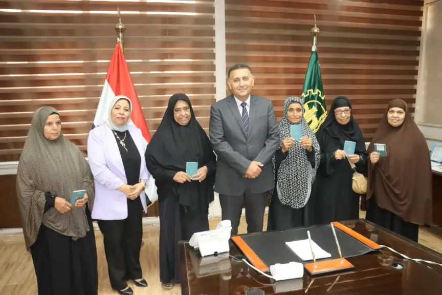 محافظ القليوبية يسلم 5 سيدات جوازات سفرهن استعدادًا لأداء العمرة