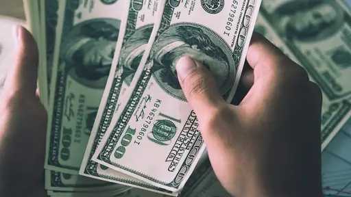 الدولار ينهي تعاملات الإثنين مرتفعًا أمام الجنيه في البنوك المصرية.. أسعار الشراء والبيع