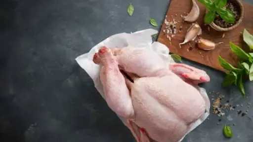 الفراخ النيئة في الثلاجة.. كام يوم تفضل آمنة قبل الطهي؟ الفراخ النيئة في الثلاجة.. كام يوم تفضل آمنة قبل الطهي؟