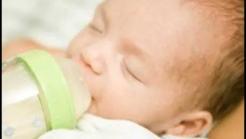 أضرار شرب الماء للرضع.. ماذا يحدث إذا تناوله الطفل قبل 6 أشهر؟
