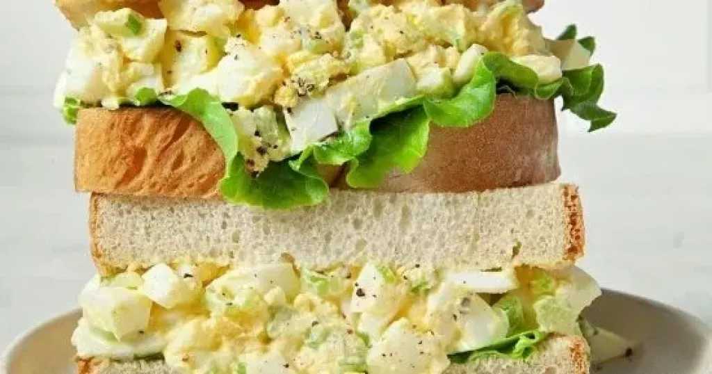 ساندوتش البيض الكريمي بالجبن والصوص الحار.. فطار سريع بطعم المطاعم