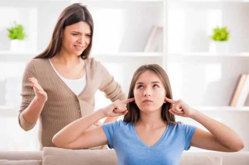 الصحة توضح.. كيف يفهم الآباء تغيرات المراهق ويتعاملون معه بشكل صحيح؟