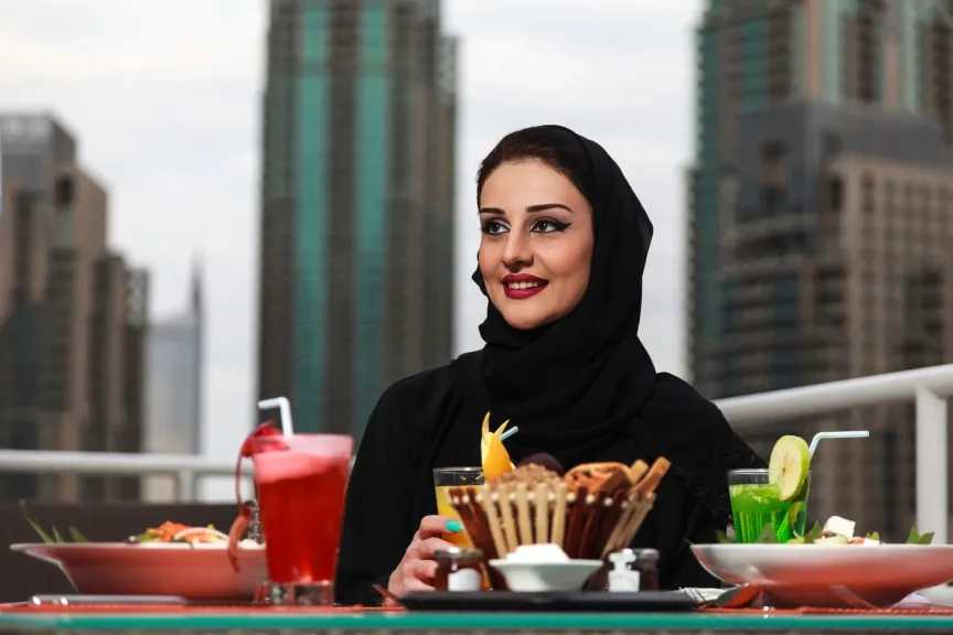 موضة الإمارات 2026.. دليلك لتنسيق العبايات العصرية بإكسسوارات أنيقة وفخامة هادئة