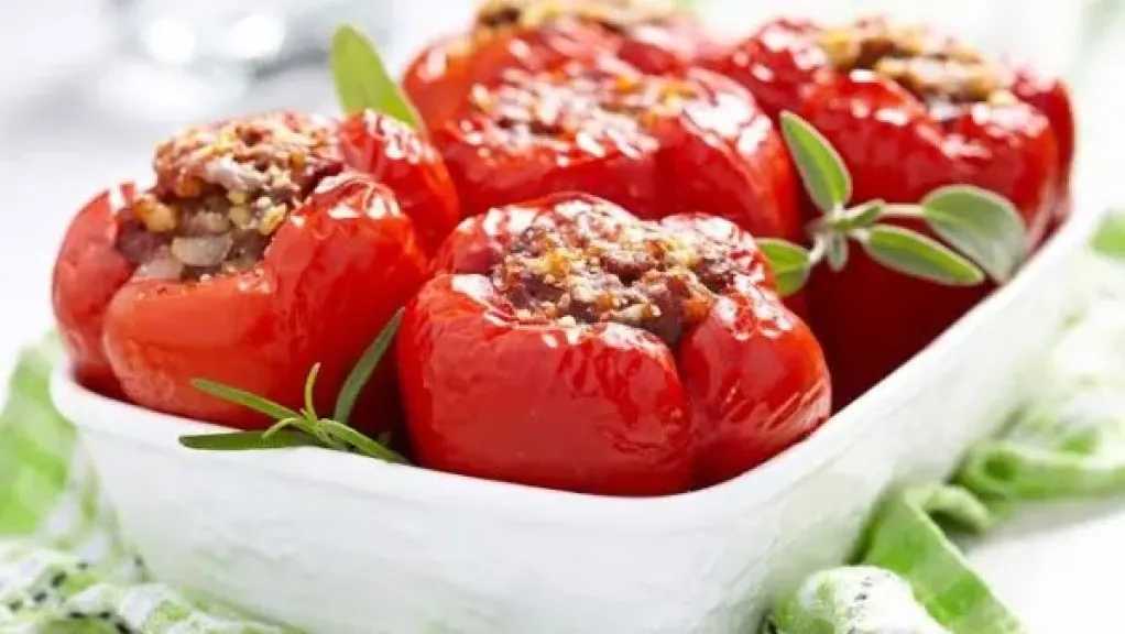 طريقة عمل الفلفل المحشي بالأرز والجبنة في الميكروويف.. وصفة سريعة بمذاق مميز