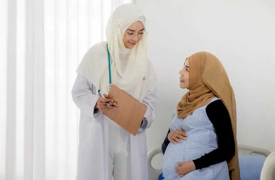 تأمين الحمل والولادة في الخليج.. كيف تعرفين التغطية والتكاليف قبل الاشتراك؟