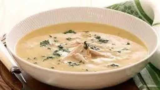 سر الشوربة الغنية.. طريقة عمل شوربة الكريمة بالفراخ على أصولها زي المطاعم