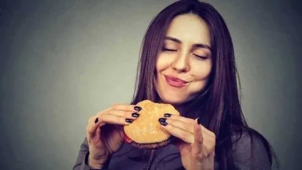 لماذا تزداد رغبتك في تناول السكريات قبل الدورة الشهرية؟ 7 طرق للسيطرة عليها