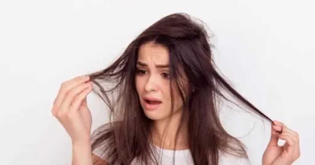 6 عادات يومية تسبب تكسر الشعر.. تجنبيها للحفاظ على طوله ولمعانه
