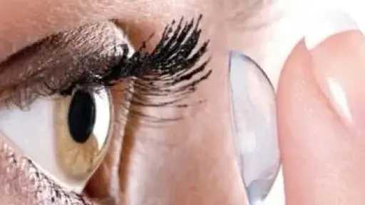 9 نصائح للحفاظ على صحة العين عند ارتداء العدسات اللاصقة.. أخطاء شائعة تجنبيها