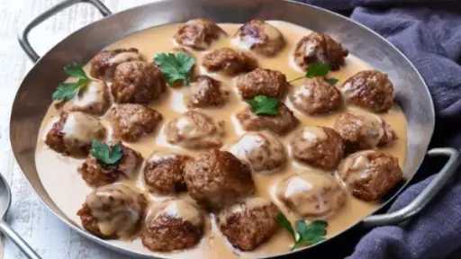 طريقة عمل صينية الكفتة بالبطاطس وصوص الطحينة في الفرن