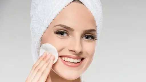 5 أخطاء شائعة عند غسل الوجه تضر بالبشرة.. تعرفي على الطريقة الصحيحة 5 أخطاء شائعة عند غسل الوجه تضر بالبشرة.. تعرفي على الطريقة الصحيحة