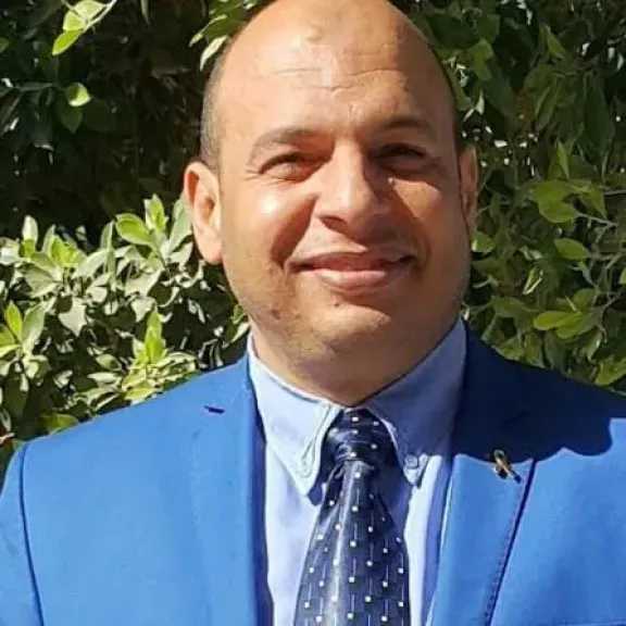 د. صلاح مبروك خلاف.. ”طبيب الغلابة” الذي حول الطب من مهنة لرسالة إنسانية