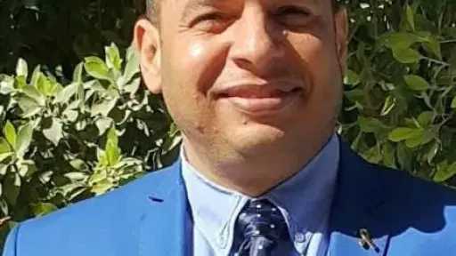 د. صلاح مبروك خلاف.. ”طبيب الغلابة” الذي حول الطب من مهنة لرسالة... د. صلاح مبروك خلاف.. ”طبيب الغلابة” الذي حول الطب من مهنة لرسالة إنسانية