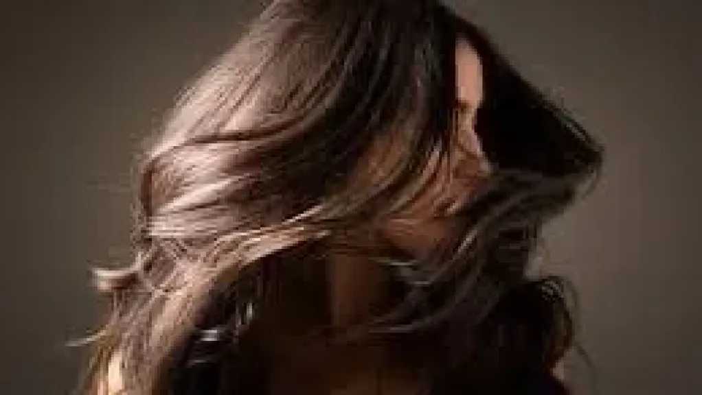 6 طرق طبيعية للعناية بالشعر وتقليل التقصف والحفاظ على طوله