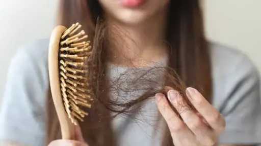 شعرك بيقع في الحمام؟ متقلقيش.. اعرفي الطبيعي من الخطير و6 أخطاء بتزود... شعرك بيقع في الحمام؟ متقلقيش.. اعرفي الطبيعي من الخطير و6 أخطاء بتزود المشكلة