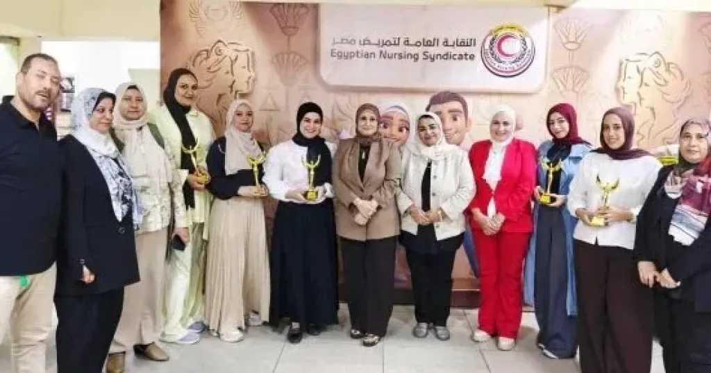 55 ألف جنيه وأمانة لا تُقدر بثمن.. نقيب التمريض تكرم بطلات الحوامدية بـ أوسكار النقابة