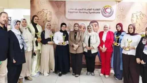 55 ألف جنيه وأمانة لا تُقدر بثمن.. نقيب التمريض تكرم بطلات الحوامدية بـ أوسكار النقابة