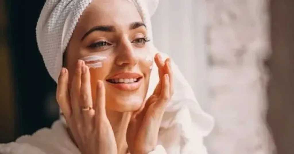 السيروم قبل المرطب أم بعده؟.. الترتيب الصحيح لروتين العناية بالبشرة صباحًا ومساءً