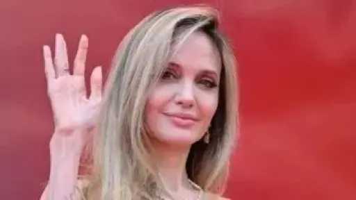 أنجلينا جولي تبيع قصرها في لوس أنجلوس وتخطط لحياة جديدة خارج أمريكا