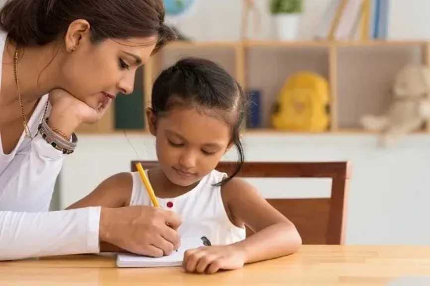 هل تساعدين طفلك في المذاكرة أكثر من اللازم؟ 5 نصائح لدعمه دون حرمانه من الاعتماد على نفسه