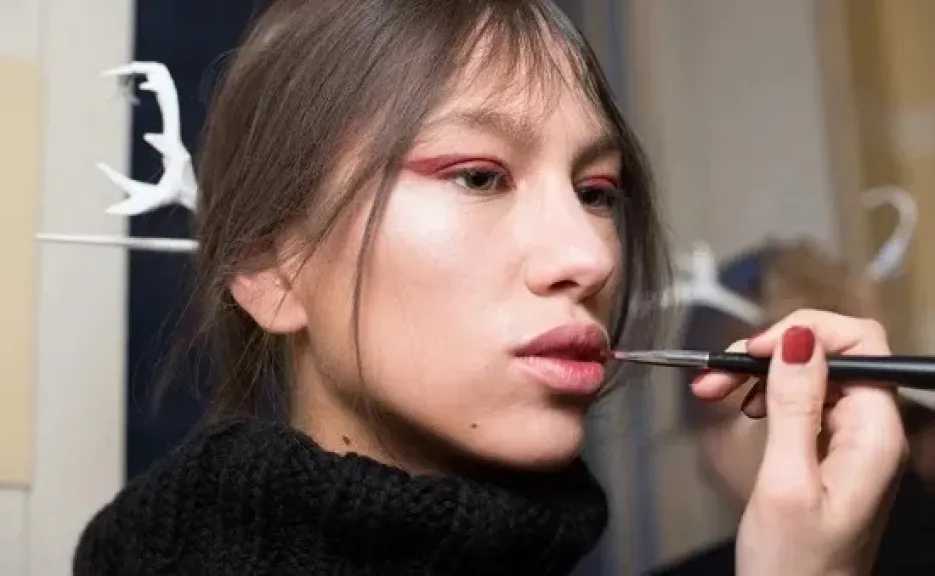 نصائح لمكياج شتوي مضيء.. كيف تحافظين على نضارة بشرتك في الطقس البارد؟